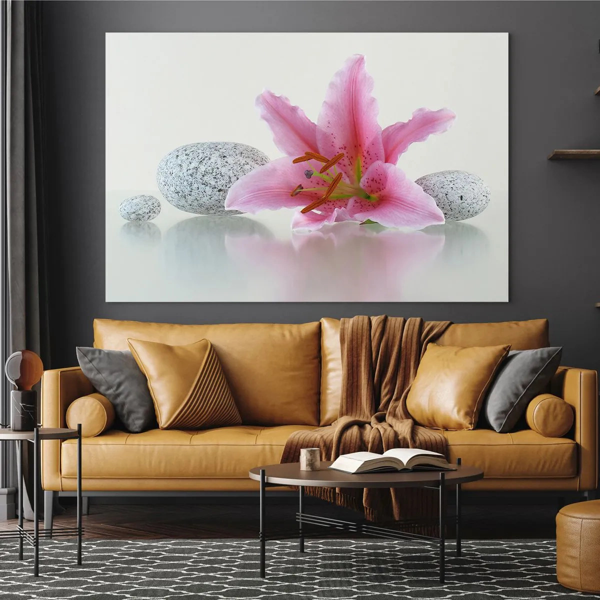 Cuadro sobre vidrio - Impresiones sobre Vidrio - Lirio rosa sobre un fondo de piedras blancas en estilo spa. - 70x50cm - Estudio en rosa, gris y blanco - Decoración de pared moderna para salón y dormitorio ARTTOR