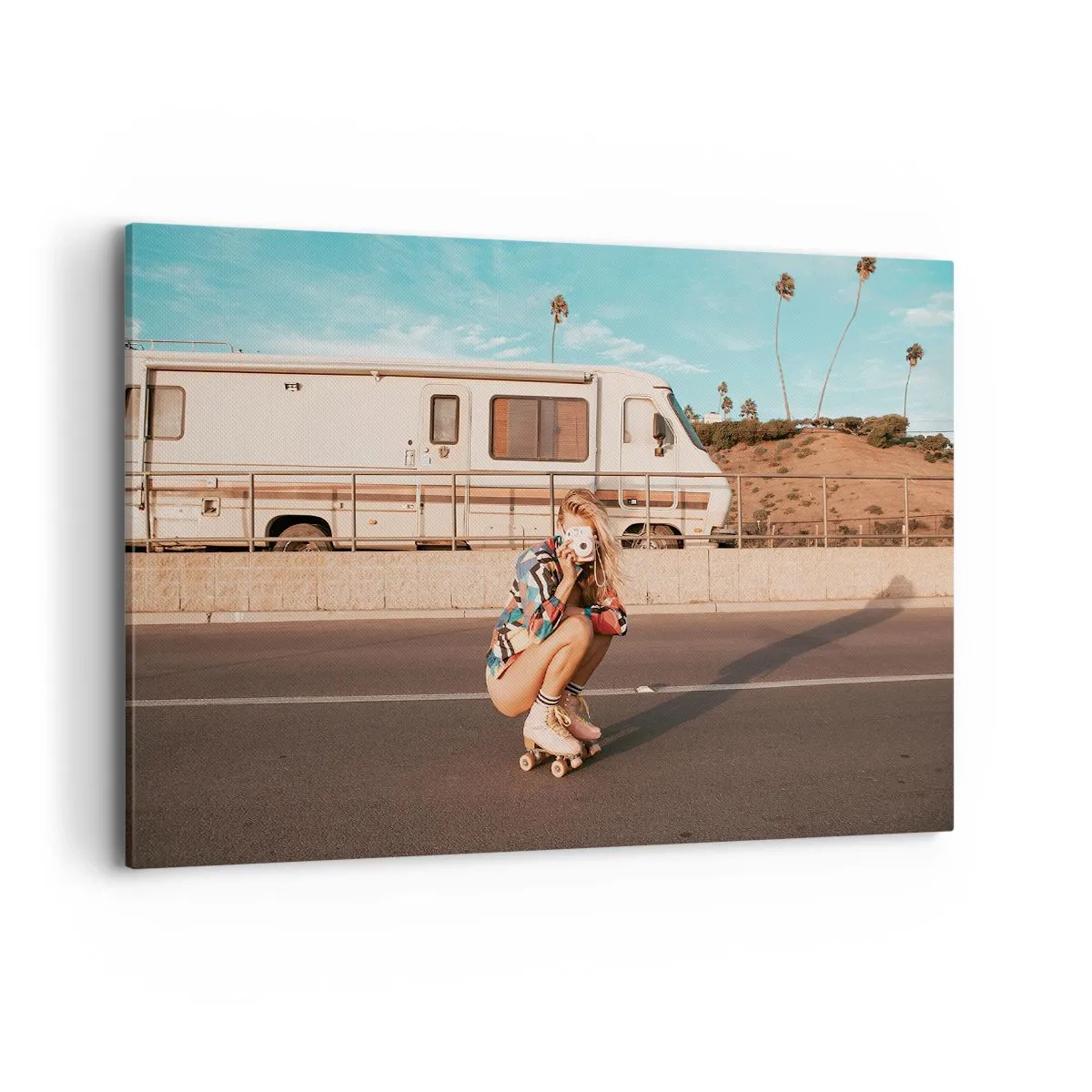 Cuadro sobre lienzo - Impresión de Imagen - Una chica en patines tomando una foto en un día soleado. - 120x80cm - ¡Sonrían, por favor! - Decoración de pared moderna para salón y dormitorio ARTTOR