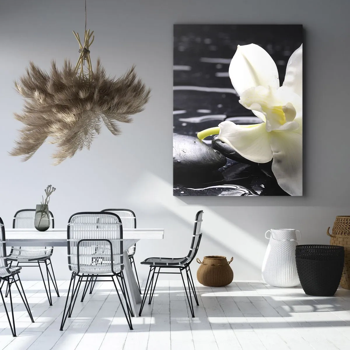 Cuadro sobre lienzo - Impresión de Imagen - Una orquídea blanca sobre un fondo de piedras negras y agua. - 50x70cm - Un estudio en blanco y negro - Decoración de pared moderna para salón y dormitorio ARTTOR