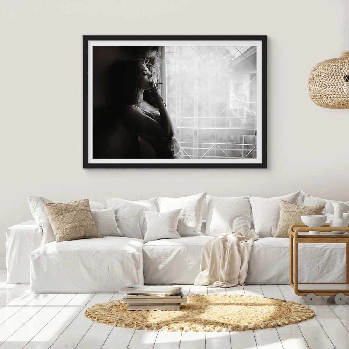 Póster en marco negro - Una mujer en una pose sensual en una fotografía en blanco y negro. - 70x50cm - Un momento sensual - Decoración de pared moderna para salón y dormitorio ARTTOR