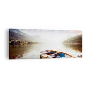 Cuadro sobre lienzo - Impresión de Imagen - Un barco en la orilla de un lago con vistas a las montañas por la mañana. - 140x50cm - Junto al agua clara - Decoración de pared moderna para salón y dormitorio ARTTOR