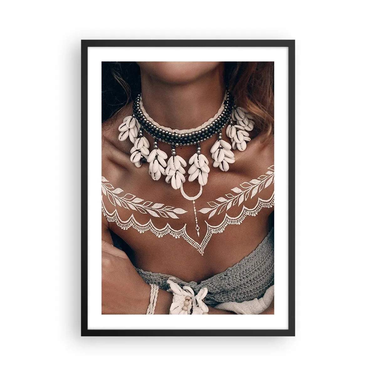 Póster en marco negro - Retrato de una mujer con un collar de conchas y un tatuaje blanco. - 50x70cm - Talismanes, rituales de feminidad - Decoración de pared moderna para salón y dormitorio ARTTOR