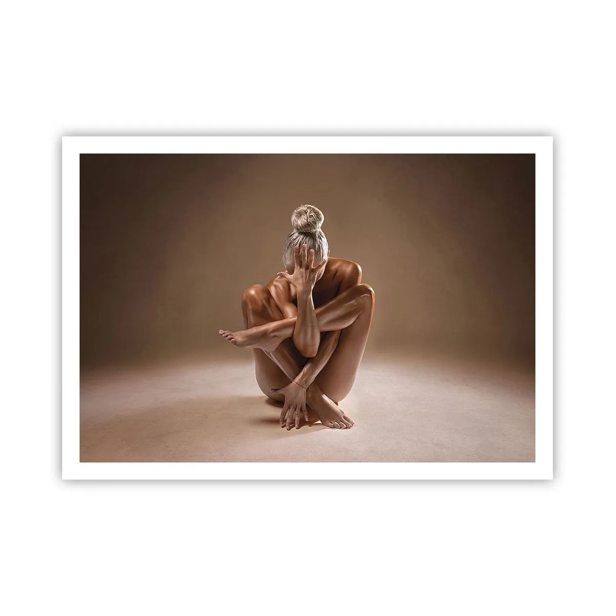 Póster - Silueta artística de una mujer sobre un fondo beige. - 100x70cm - Unidad de cuerpo y espíritu - Decoración de pared moderna para salón y dormitorio ARTTOR