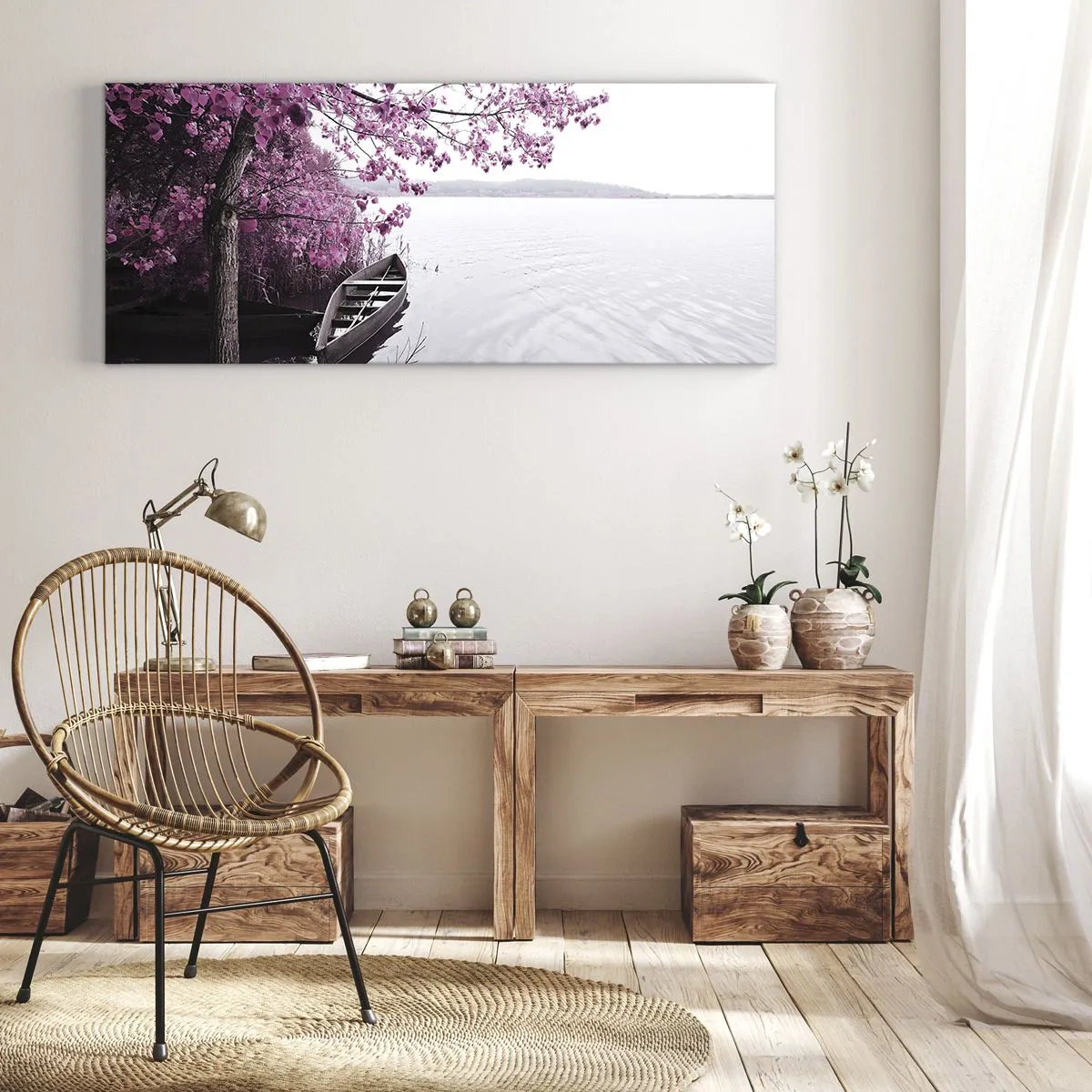 Cuadro sobre lienzo - Impresión de Imagen - Un barco en la orilla de un lago entre árboles rosados. - 140x50cm - En el silencio rosa - Decoración de pared moderna para salón y dormitorio ARTTOR