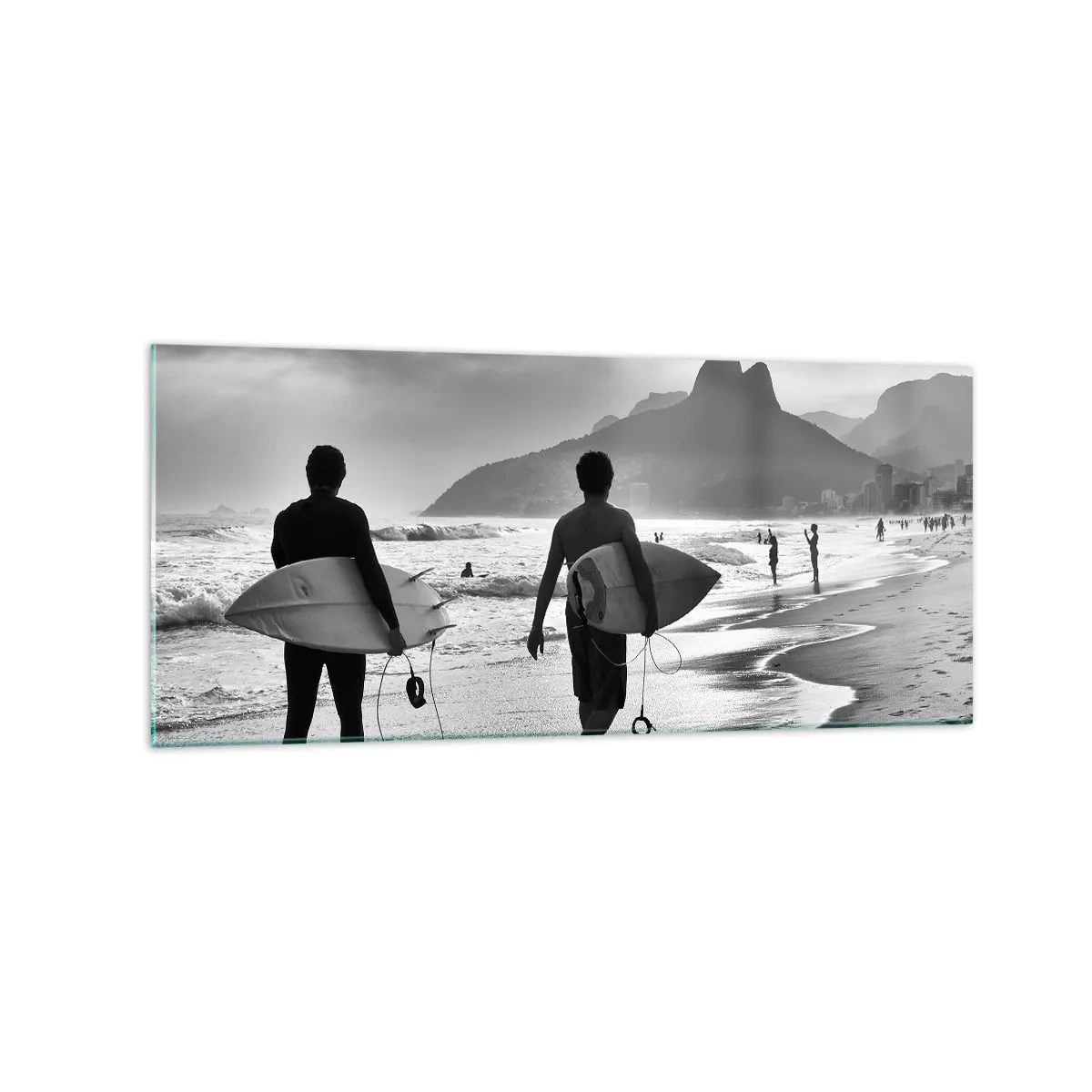 Cuadro sobre vidrio - Impresiones sobre Vidrio - Dos surfistas caminando por la playa con sus tablas en blanco y negro. - 120x50cm - Samba para una ola - Decoración de pared moderna para salón y dormitorio ARTTOR