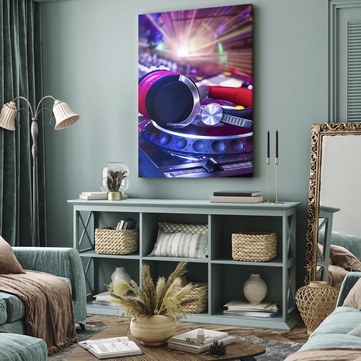 Cuadro sobre lienzo - Impresión de Imagen - Auriculares de DJ en una consola iluminada por focos en una fiesta - 70x100cm - Empieza la fiesta - Decoración de pared moderna para salón y dormitorio ARTTOR