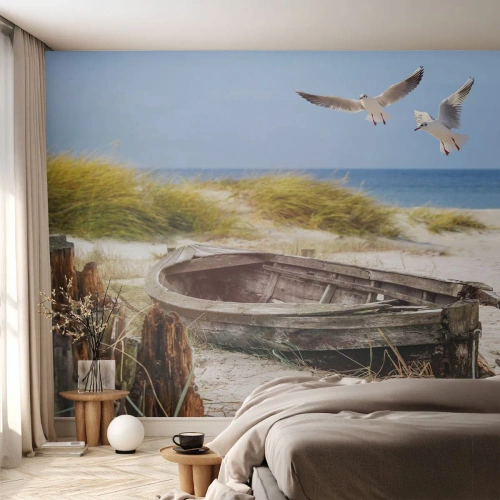 Fotomural Premium Sand - Un viejo barco en la playa con gaviotas sobre él. - 100x70cm - Bañada por el viento - Decoración de pared moderna para salón y dormitorio ARTTOR