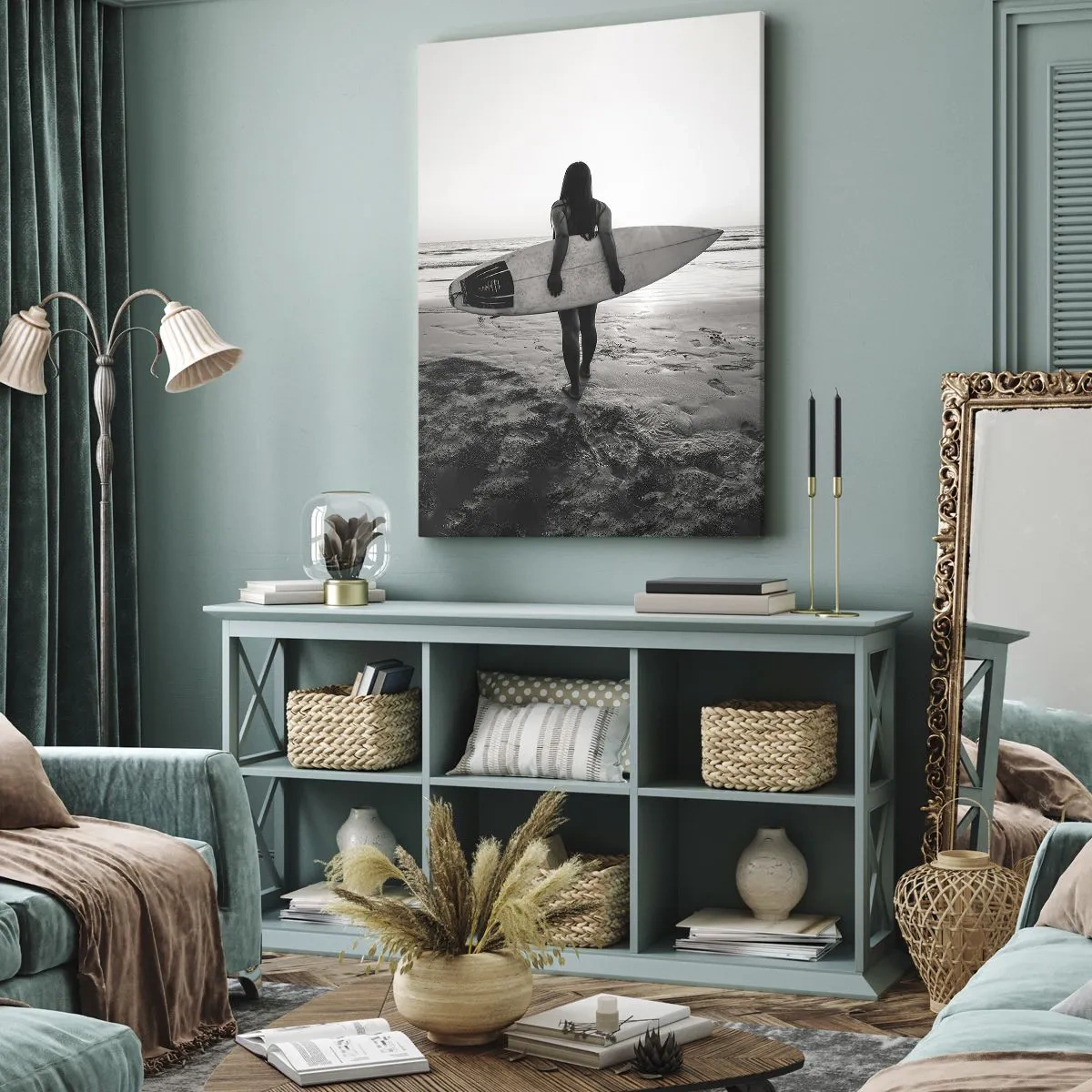 Cuadro sobre lienzo - Impresión de Imagen - Mujer con tabla de surf en la playa en blanco y negro - 70x100cm - Hija de las olas marinas - Decoración de pared moderna para salón y dormitorio ARTTOR