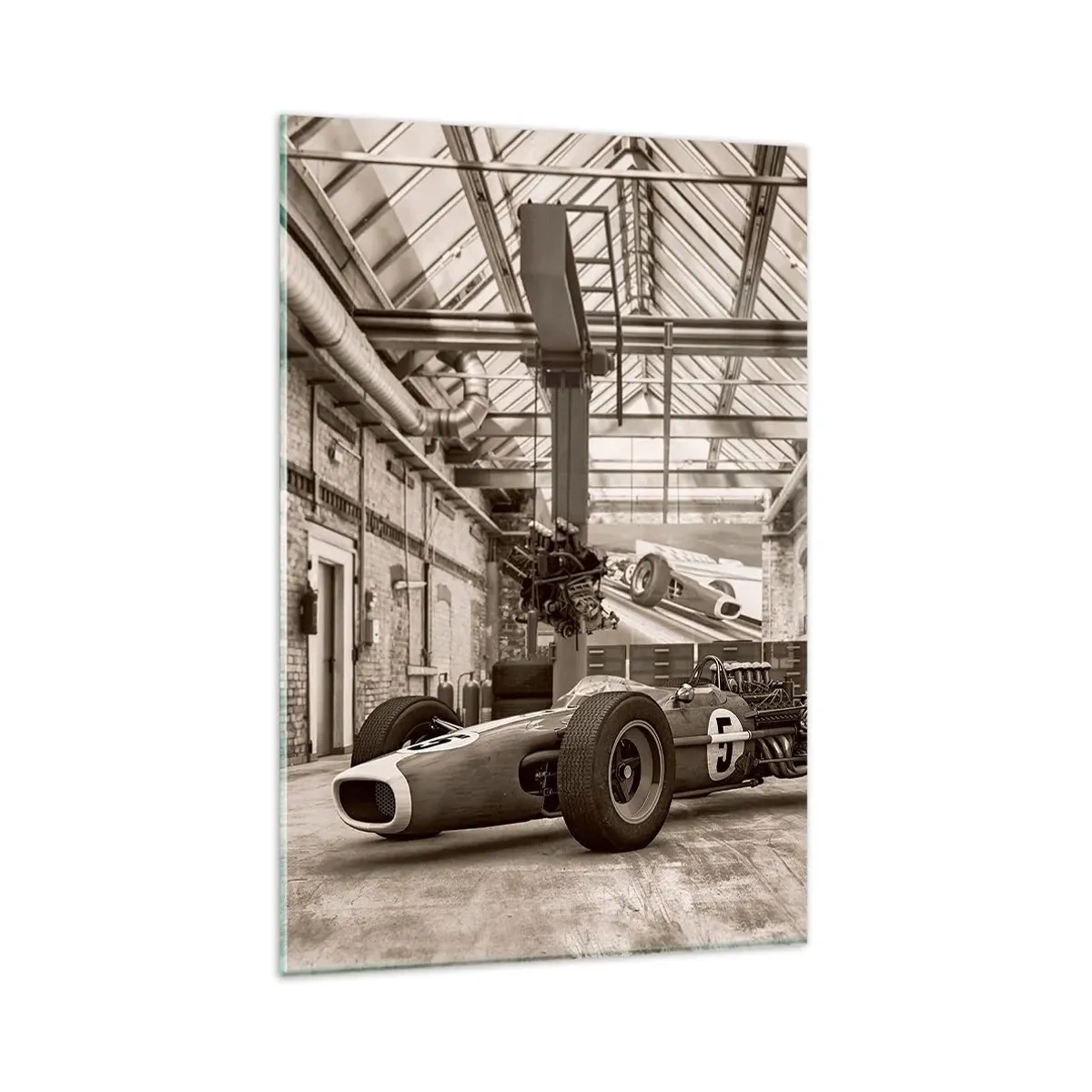 Cuadro sobre vidrio - Impresiones sobre Vidrio - Coche de carreras en blanco y negro en un interior industrial. - 80x120cm - El descanso del vencedor - Decoración de pared moderna para salón y dormitorio ARTTOR