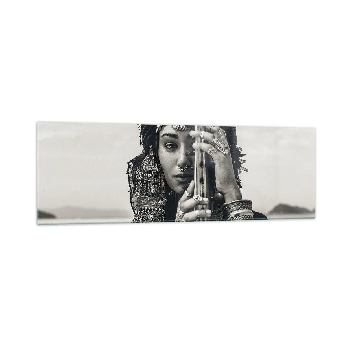 Cuadro sobre vidrio - Impresiones sobre Vidrio - Retrato de una mujer con joyas étnicas sosteniendo un instrumento en la mano. - 160x50cm - La música propia de Oriente - Decoración de pared moderna para salón y dormitorio ARTTOR