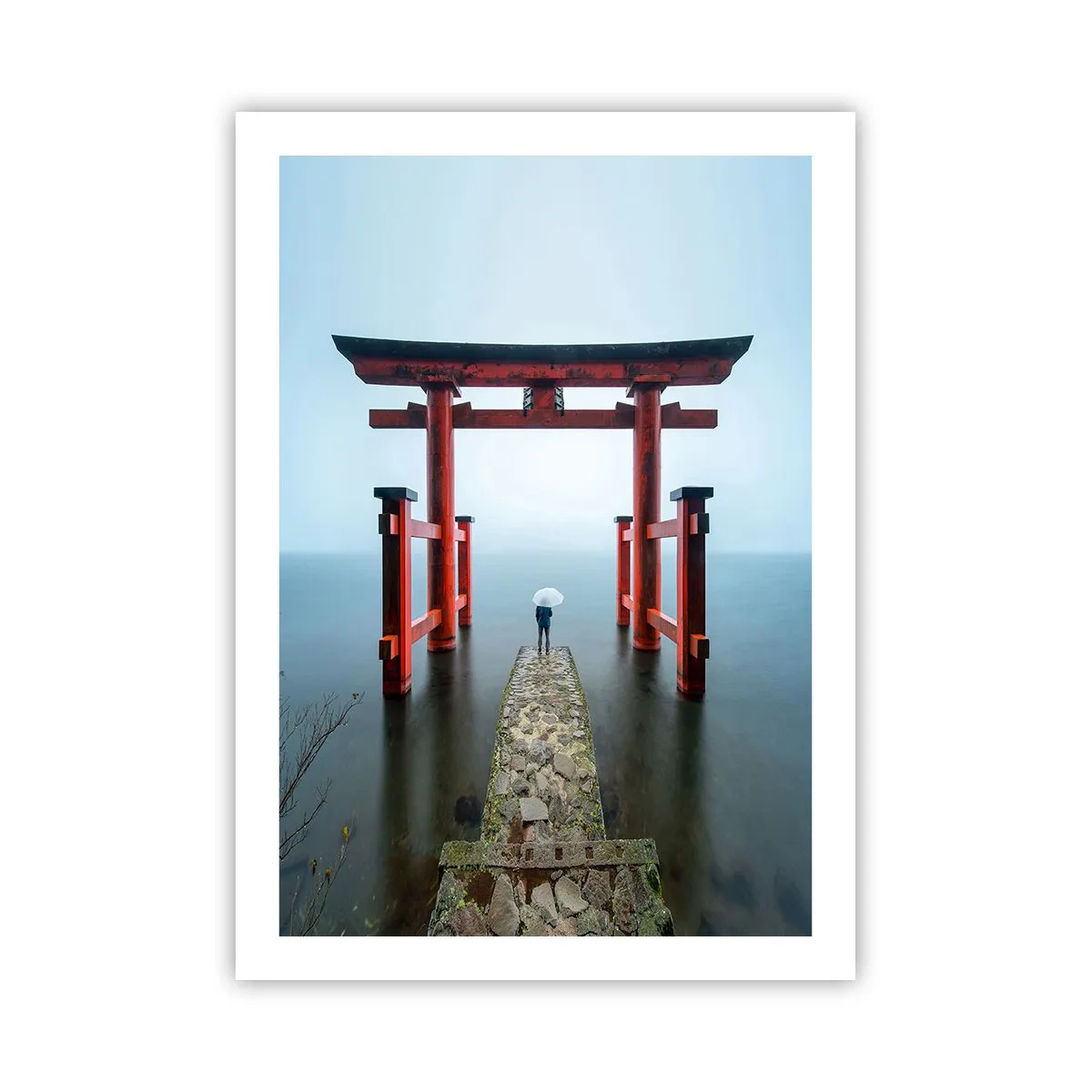 Póster - Torii rojo con el agua tranquila y el cielo como telón de fondo - 50x70cm - Ensueño japonés - Decoración de pared moderna para salón y dormitorio ARTTOR
