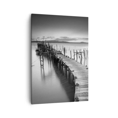 Cuadro sobre lienzo - Impresión de Imagen - Un embarcadero de madera en un lago tranquilo en tonos grises. - 50x70cm - La calma de una orilla olvidada - Decoración de pared moderna para salón y dormitorio ARTTOR