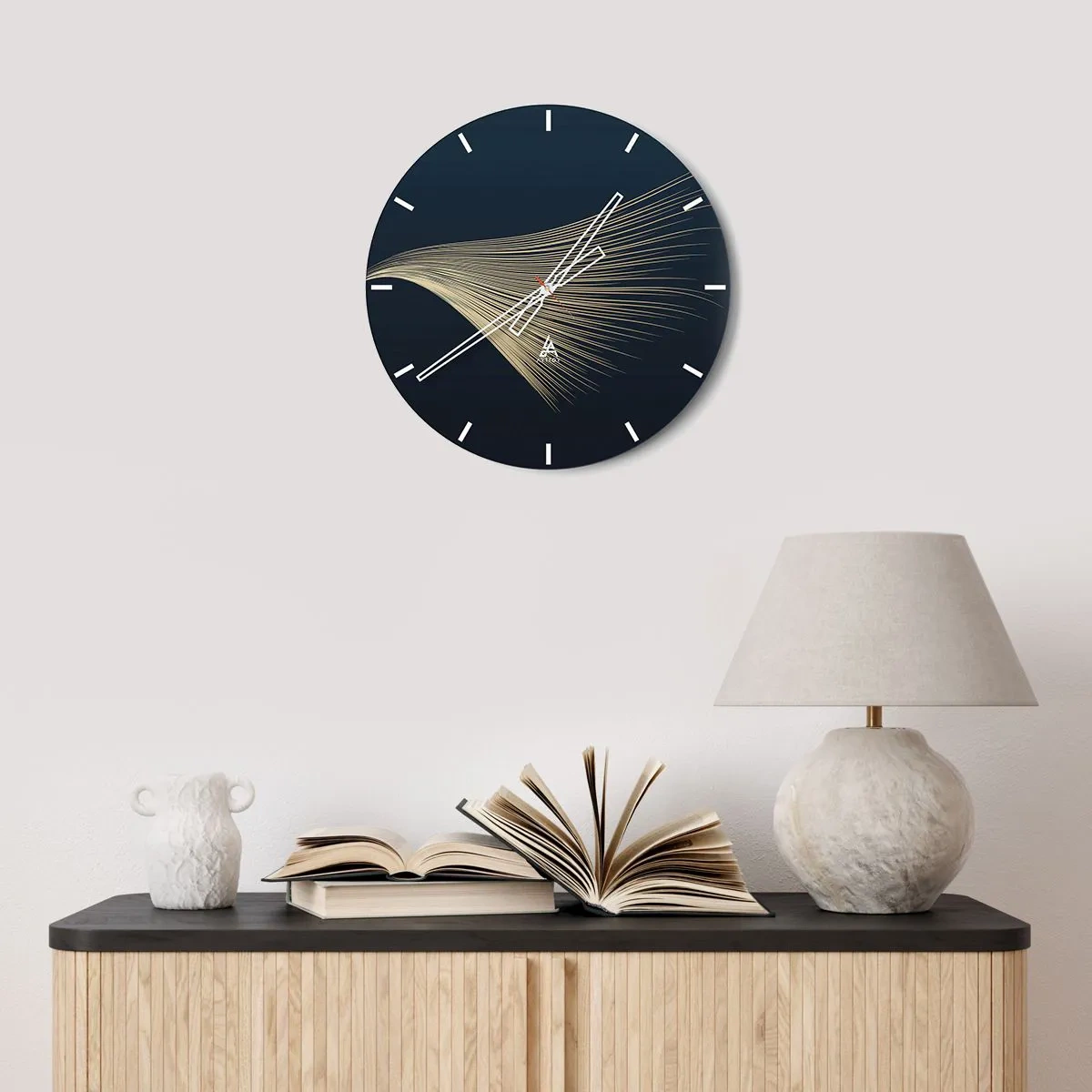 Reloj de pared - Reloj de vidrio - Las líneas doradas sobre un fondo azul marino crean una onda dinámica. - 30x30cm - Como el cabello de un ángel - Decoración de pared moderna para salón, cocina y dormitorio ARTTOR