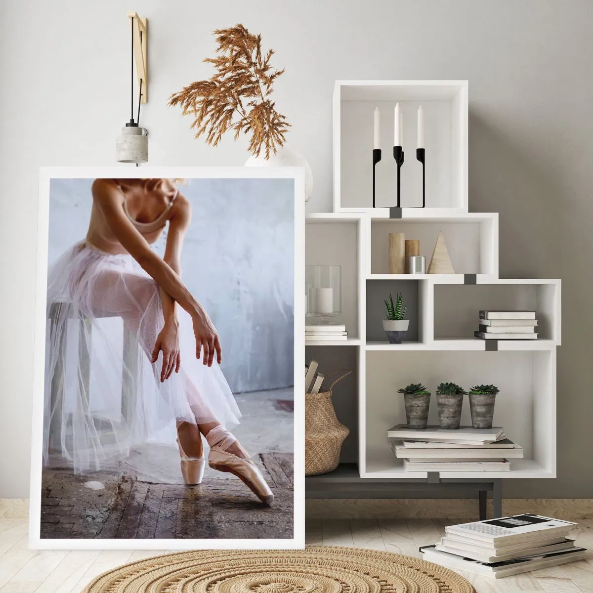 Póster - Una bailarina en una pose delicada sobre un fondo industrial. - 50x70cm - Antes de que brillen las luces del escenario - Decoración de pared moderna para salón y dormitorio ARTTOR