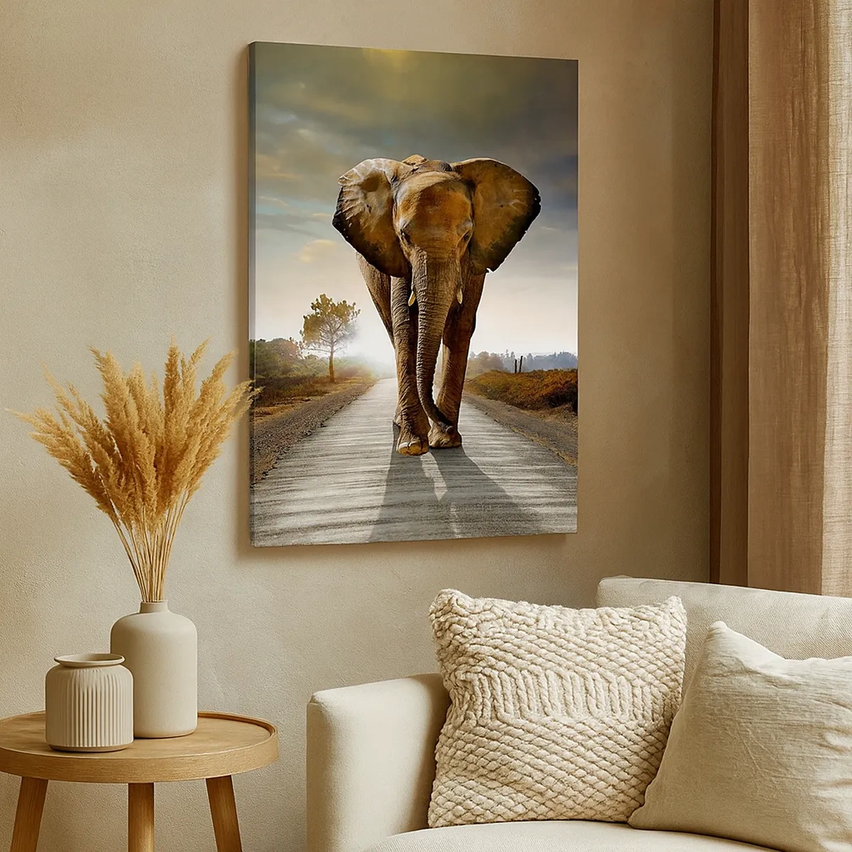 Cuadro sobre lienzo - Impresión de Imagen - Un elefante caminando por una carretera a través de un paisaje al atardecer. - 50x70cm - Y para nada en un almacén de porcelana - Decoración de pared moderna para salón y dormitorio ARTTOR