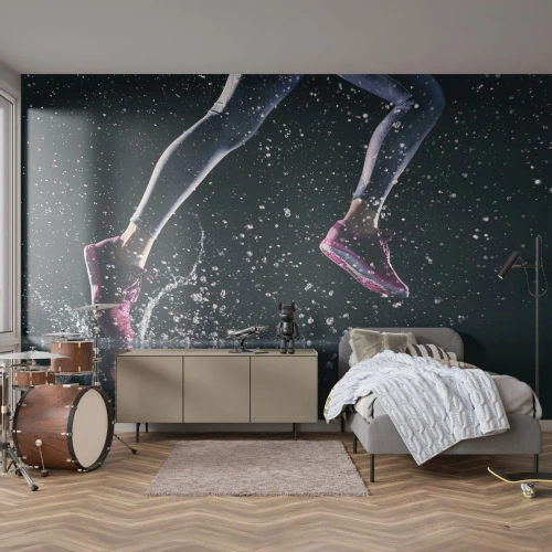 Fotomural Premium Canvas - Una toma dinámica de una carrera bajo la lluvia contra un fondo negro. - 100x70cm - Fuerza de impulso - Decoración de pared moderna para salón y dormitorio ARTTOR