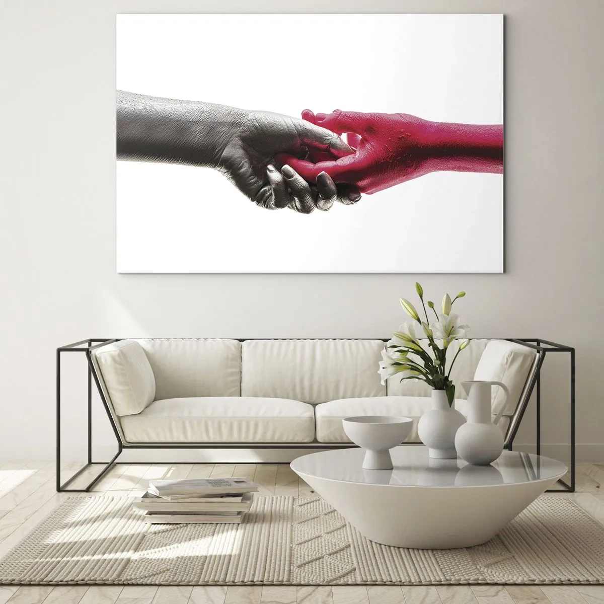 Cuadro sobre vidrio - Impresiones sobre Vidrio - Primer plano de dos manos, una negra y otra roja, abrazándose. - 70x50cm - Juntos, aunque diferentes - Decoración de pared moderna para salón y dormitorio ARTTOR