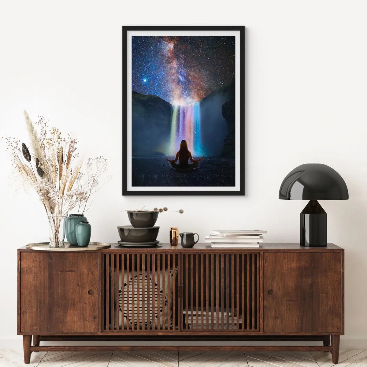 Póster en marco negro - Una mujer medita junto a una cascada luminosa bajo un cielo estrellado. - 50x70cm - Armonía absoluta - Decoración de pared moderna para salón y dormitorio ARTTOR