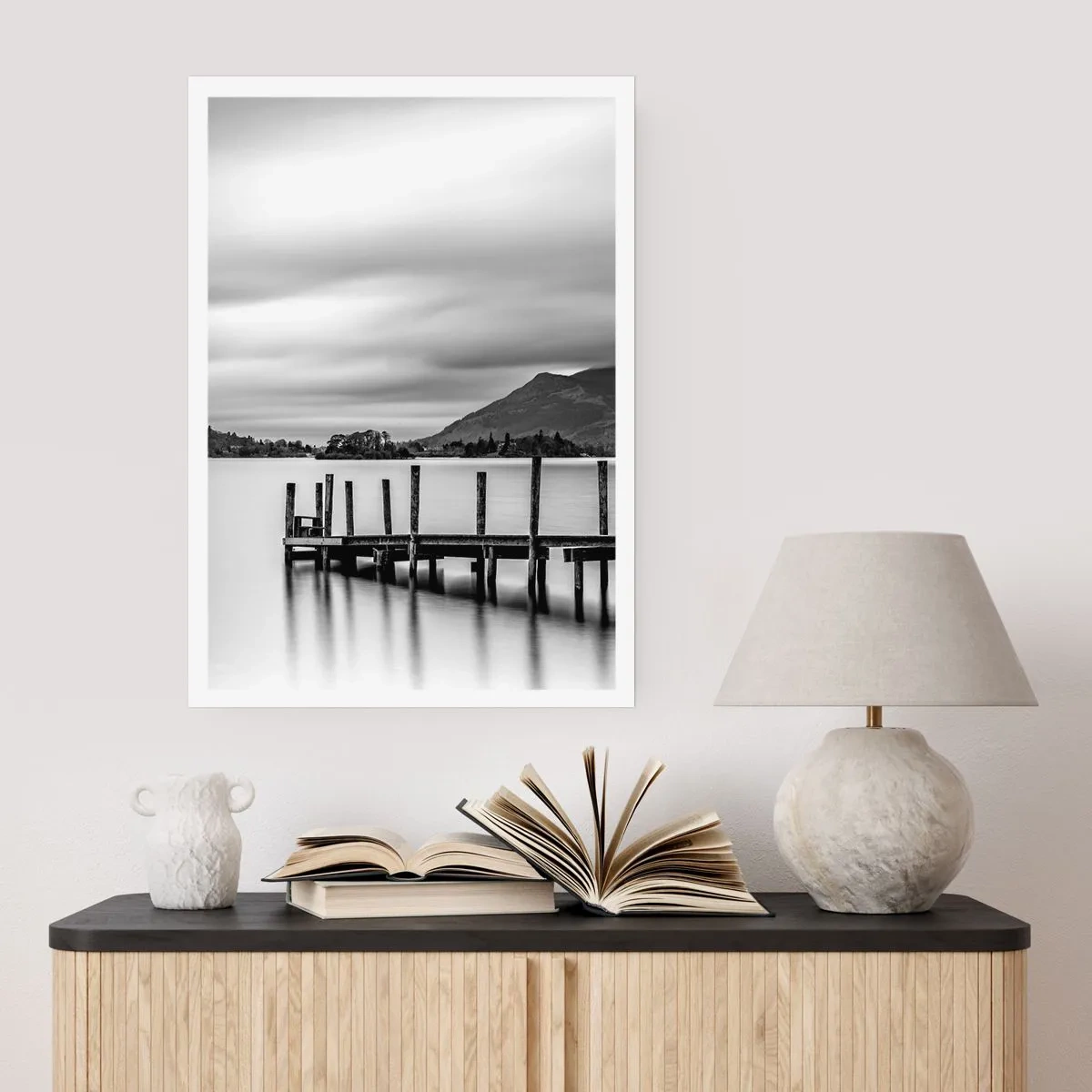 Póster - Escena en blanco y negro con un lago, un muelle y montañas. - 50x70cm - Dulzura y la fuerza - Decoración de pared moderna para salón y dormitorio ARTTOR
