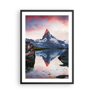 Póster en marco negro - Una montaña reflejada en un lago al atardecer. - 50x70cm - El corazón de las montañas arde - Decoración de pared moderna para salón y dormitorio ARTTOR