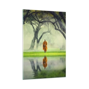Cuadro sobre vidrio - Impresiones sobre Vidrio - Un monje con una túnica naranja en un bosque con un fondo brumoso y reflejo en el agua. - 80x120cm - En el camino de la iluminación - Decoración de pared moderna para salón y dormitorio ARTTOR