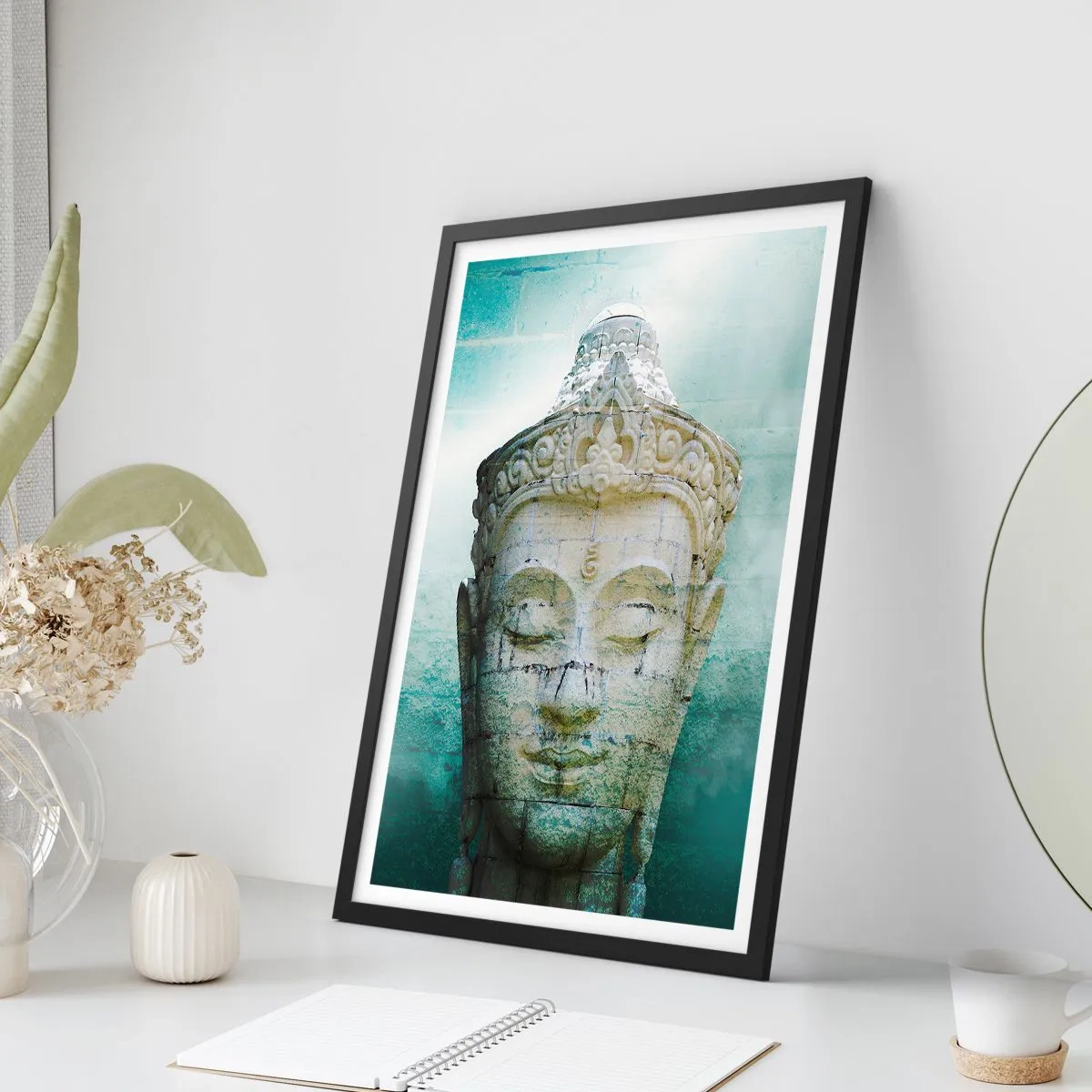 Póster en marco negro - Una estatua de Buda sobre un fondo de sutiles tonos verdes. - 50x70cm - Buscando la luz - Decoración de pared moderna para salón y dormitorio ARTTOR