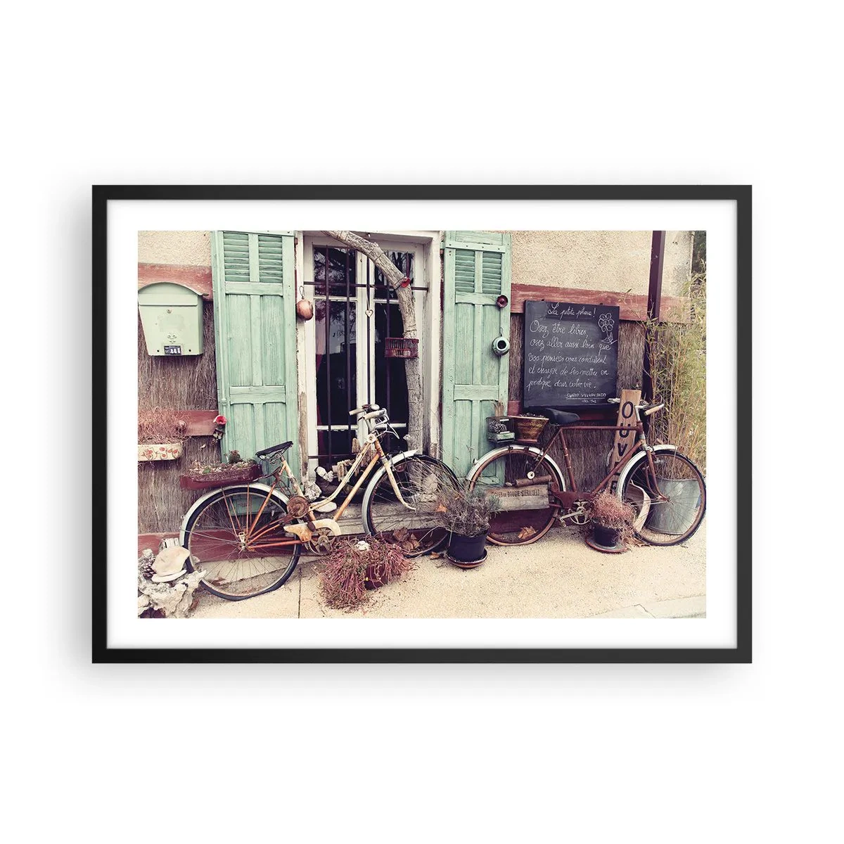 Póster en marco negro - Bicicletas antiguas frente a una puerta de madera con contraventanas en tonos pastel. - 70x50cm - La vida rural - Decoración de pared moderna para salón y dormitorio ARTTOR