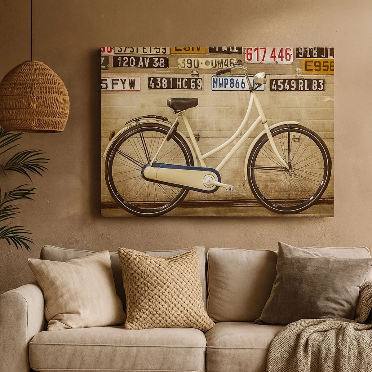 Cuadro sobre lienzo - Impresión de Imagen - Una bicicleta retro contra una pared decorada con matrículas. - 70x50cm - No hay complejos - Decoración de pared moderna para salón y dormitorio ARTTOR