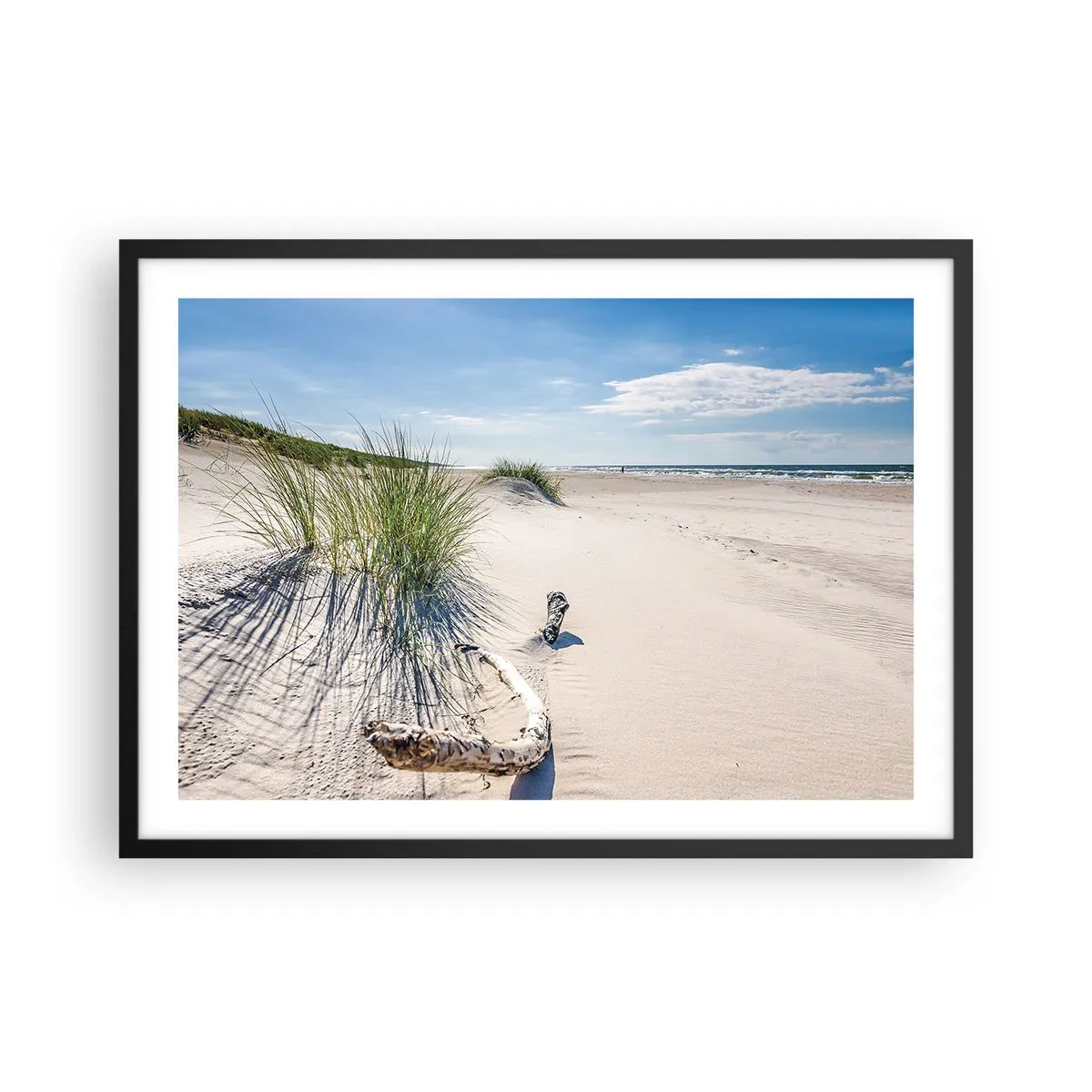 Póster en marco negro - Una playa báltica con arena, césped y un cielo azul tranquilo. - 70x50cm - ¿La más bella? Báltico - Decoración de pared moderna para salón y dormitorio ARTTOR