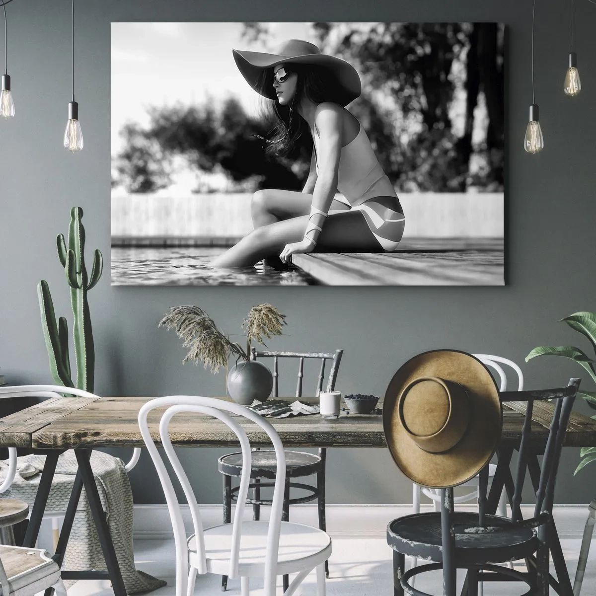 Cuadro sobre lienzo - Impresión de Imagen - Mujer con sombrero junto a la piscina en blanco y negro - 70x50cm - Un sueño de verano - Decoración de pared moderna para salón y dormitorio ARTTOR