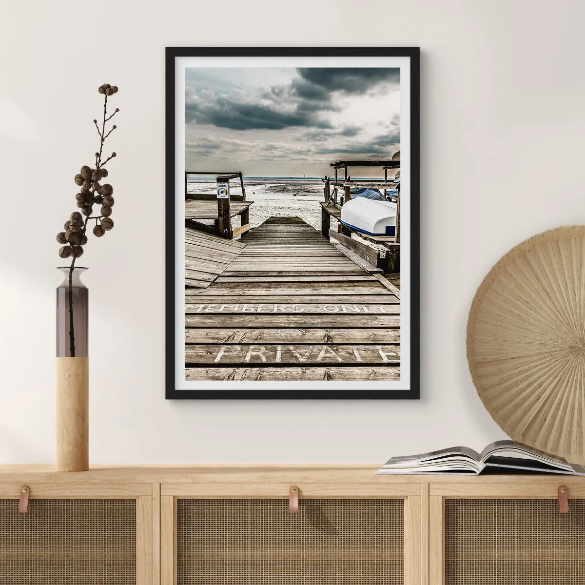 Póster en marco negro - Muelle de madera sobre el mar - 50x70cm - La playa del norte - Decoración de pared moderna para salón y dormitorio ARTTOR