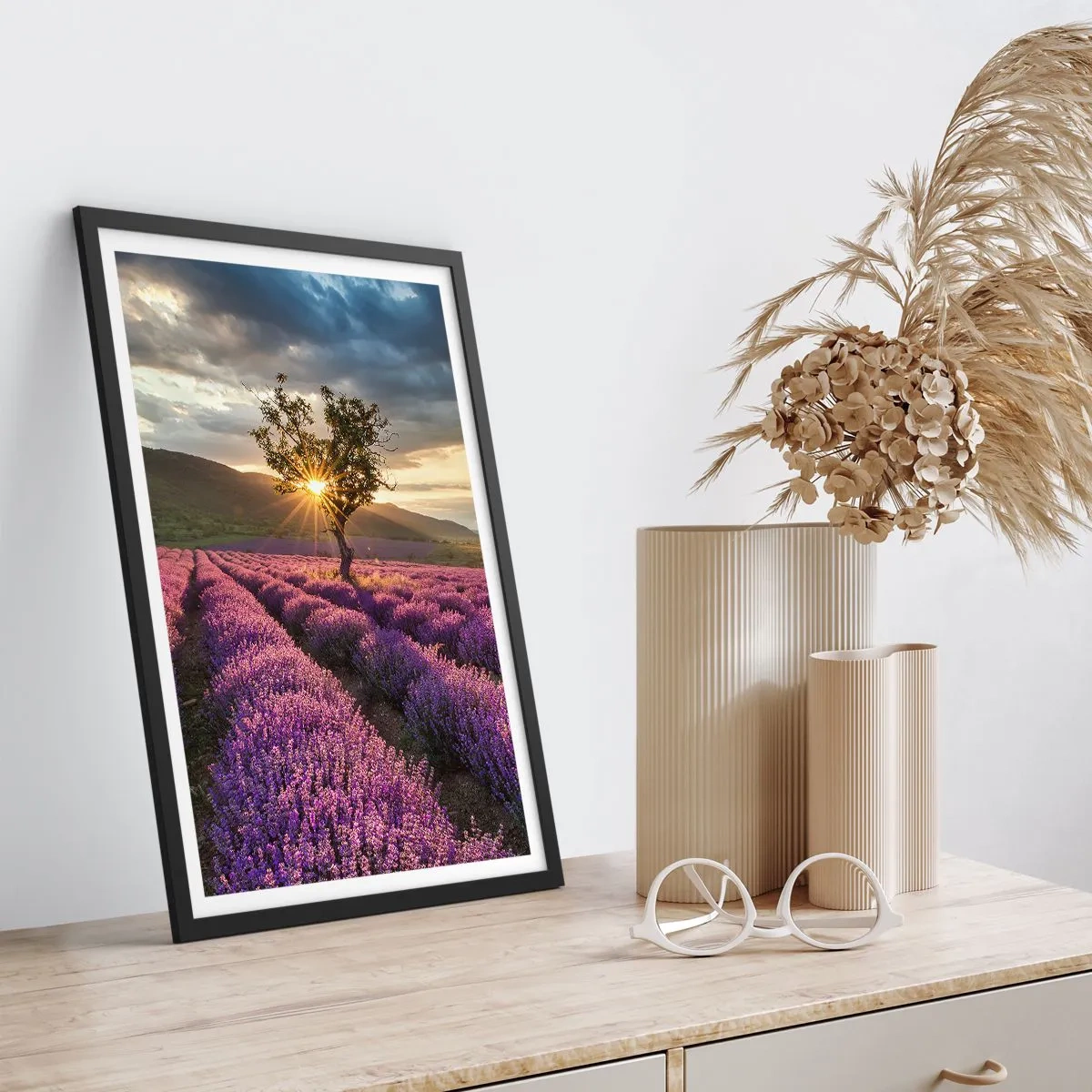Póster en marco negro - Un campo de lavanda con un árbol solitario y una puesta de sol. - 50x70cm - Aroma en lila - Decoración de pared moderna para salón y dormitorio ARTTOR
