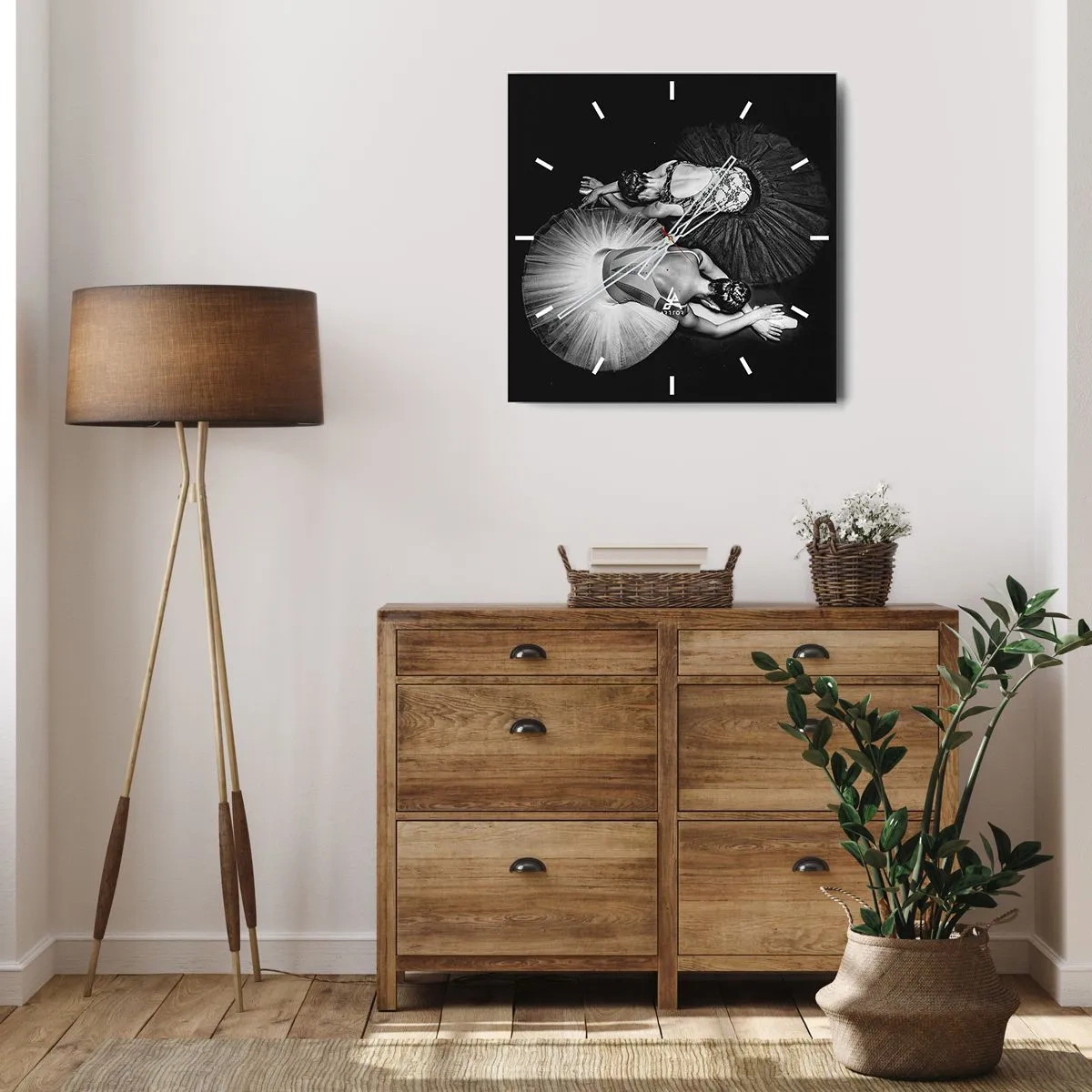 Reloj de pared - Reloj de vidrio - Una imagen en blanco y negro de dos bailarinas en una pose dinámica. - 30x30cm - Yin y yang: el equilibrio perfecto - Decoración de pared moderna para salón y dormitorio ARTTOR
