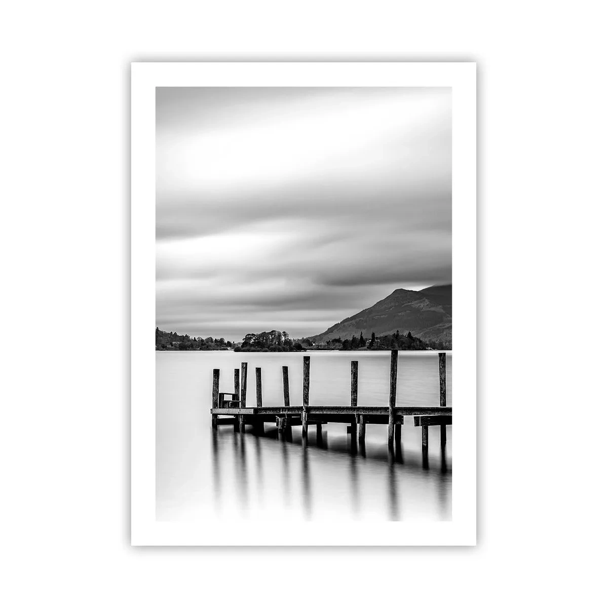 Póster - Escena en blanco y negro con un lago, un muelle y montañas. - 50x70cm - Dulzura y la fuerza - Decoración de pared moderna para salón y dormitorio ARTTOR