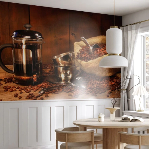Fotomural Premium Sand - Prensa francesa, tazas y una bolsa de granos de café. - 100x70cm - El embrujo del café: aroma y sabor - Decoración de pared moderna para salón y dormitorio ARTTOR