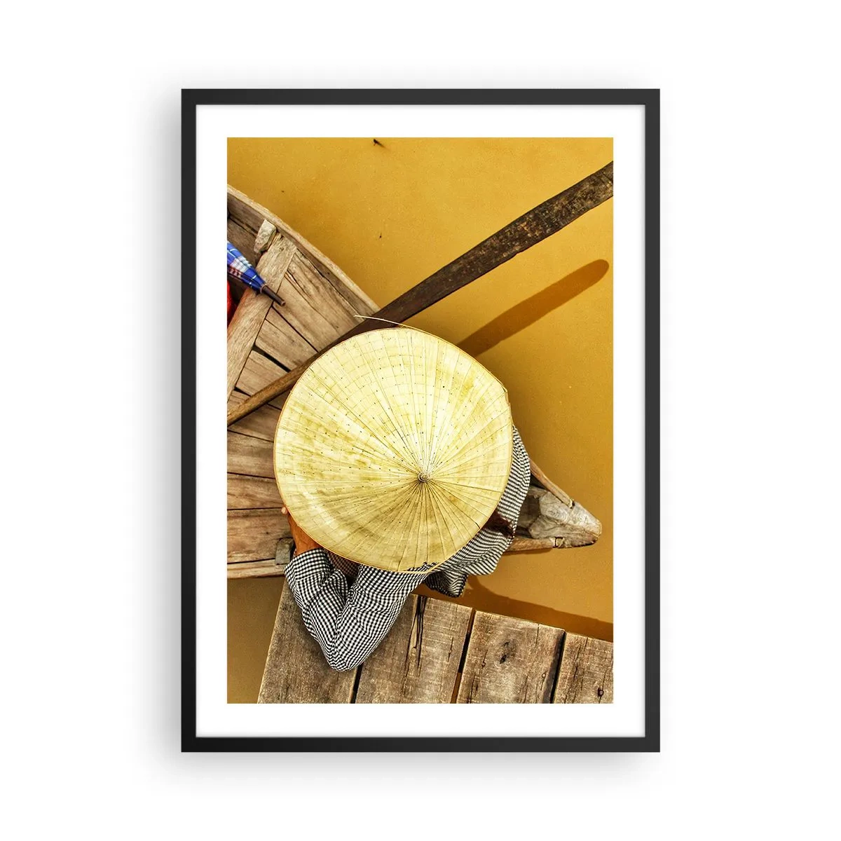 Póster en marco negro - Un sombrero tradicional con un barco de madera y agua como fondo. - 50x70cm - La vida en el río amarillo - Decoración de pared moderna para salón y dormitorio ARTTOR