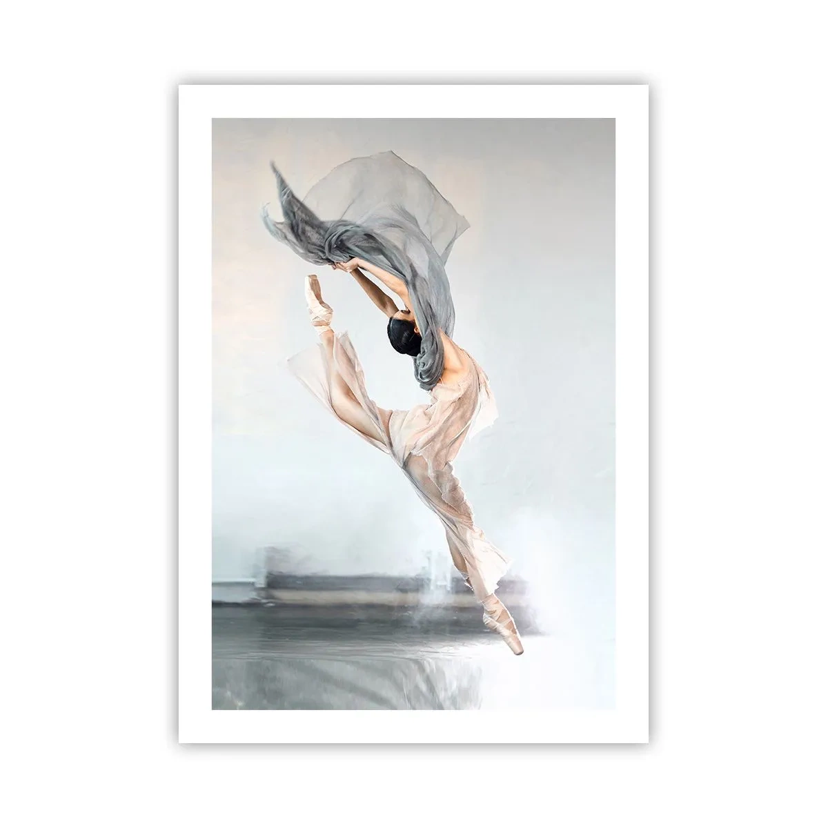 Póster - Una bailarina bailando con un delicado chal sobre un fondo claro. - 50x70cm - En el arrebato de la danza - Decoración de pared moderna para salón y dormitorio ARTTOR