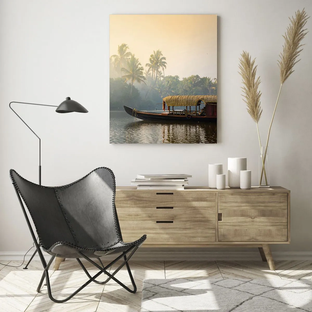 Cuadro sobre vidrio - Impresiones sobre Vidrio - Un barco tradicional en un río tranquilo entre palmeras. - 80x120cm - Casa en el río - Decoración de pared moderna para salón y dormitorio ARTTOR