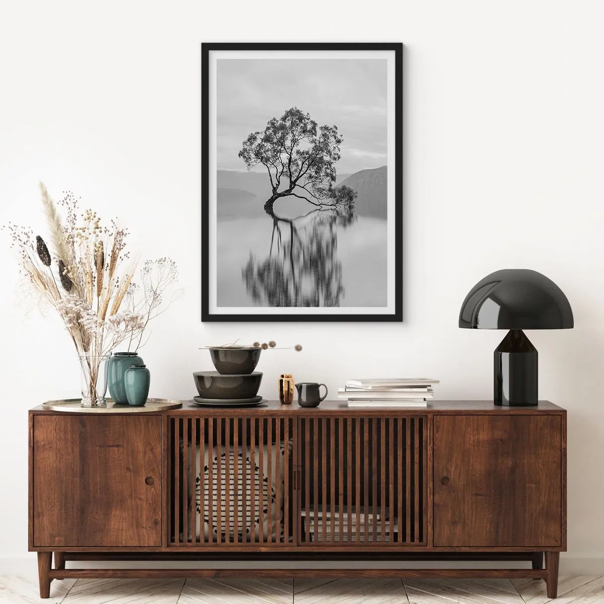 Póster en marco negro - Un árbol solitario reflejado en el agua tranquila. - 50x70cm - Existe tal lugar en el mundo - Decoración de pared moderna para salón y dormitorio ARTTOR