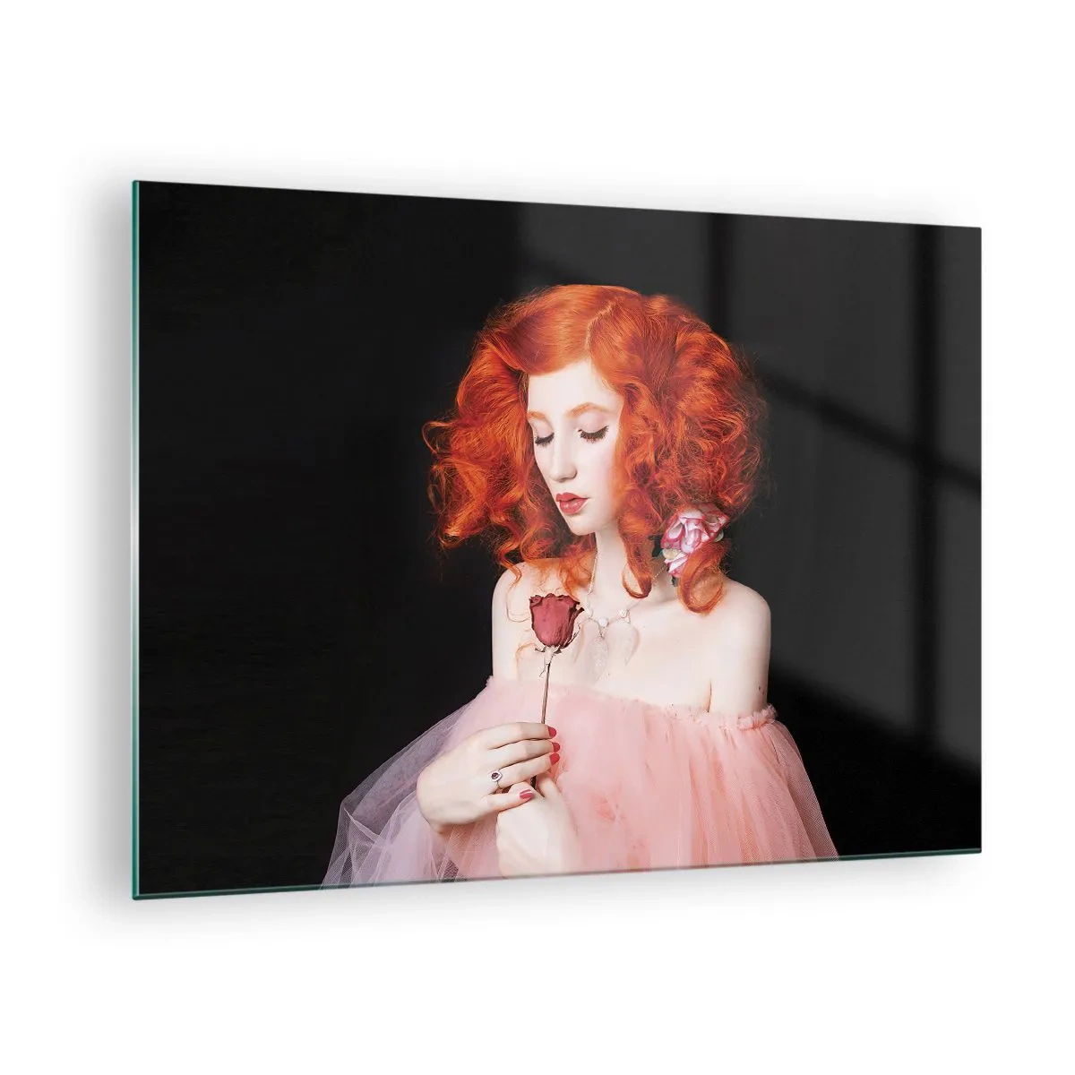 Cuadro sobre vidrio - Impresiones sobre Vidrio - Retrato de una mujer con cabello rojo y una rosa sobre un fondo oscuro. - 70x50cm - En estilo barroco - Decoración de pared moderna para salón y dormitorio ARTTOR