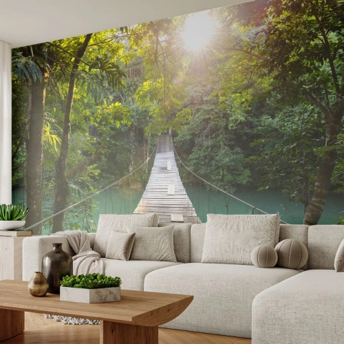 Fotomural Premium Sand - Puente de cuerda de madera en una selva tropical - 100x70cm - Sobre el agua azul hacia el bosque - Decoración de pared moderna para salón y dormitorio ARTTOR