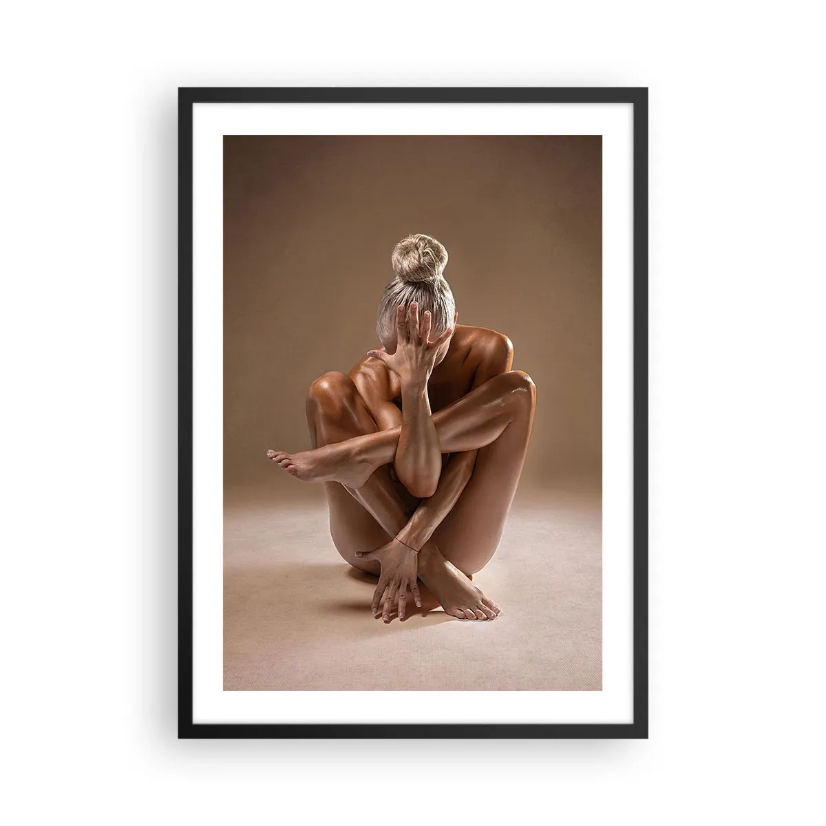 Póster en marco negro - Fotografía artística de una mujer en una pose sensual sobre un fondo beige. - 50x70cm - Unidad de cuerpo y espíritu - Decoración de pared moderna para salón y dormitorio ARTTOR