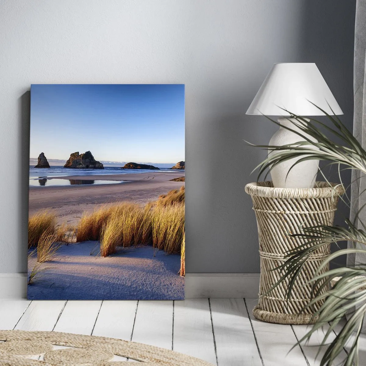 Cuadro sobre lienzo - Impresión de Imagen - Una playa pintoresca con vistas a las rocas y al mar al atardecer. - 50x70cm - Para buscadores de tranquilidad - Decoración de pared moderna para salón y dormitorio ARTTOR