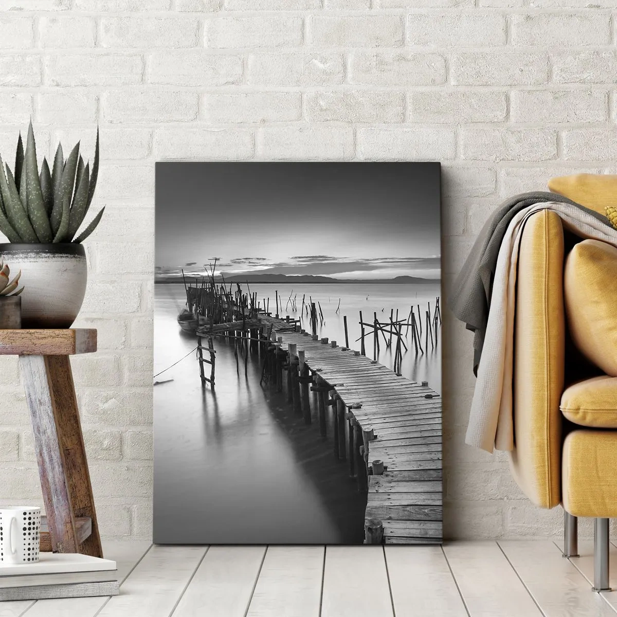 Cuadro sobre lienzo - Impresión de Imagen - Un embarcadero de madera en un lago tranquilo en tonos grises. - 50x70cm - La calma de una orilla olvidada - Decoración de pared moderna para salón y dormitorio ARTTOR