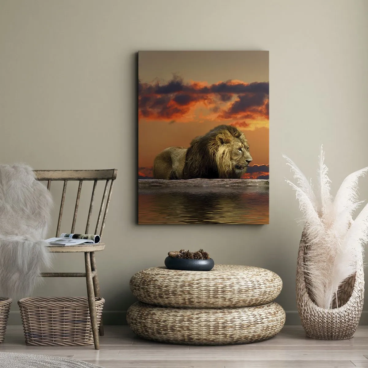 Cuadro sobre lienzo - Impresión de Imagen - Un león descansa junto al agua al atardecer con un cielo dramático. - 50x70cm - Rey de la naturaleza - Decoración de pared moderna para salón y dormitorio ARTTOR