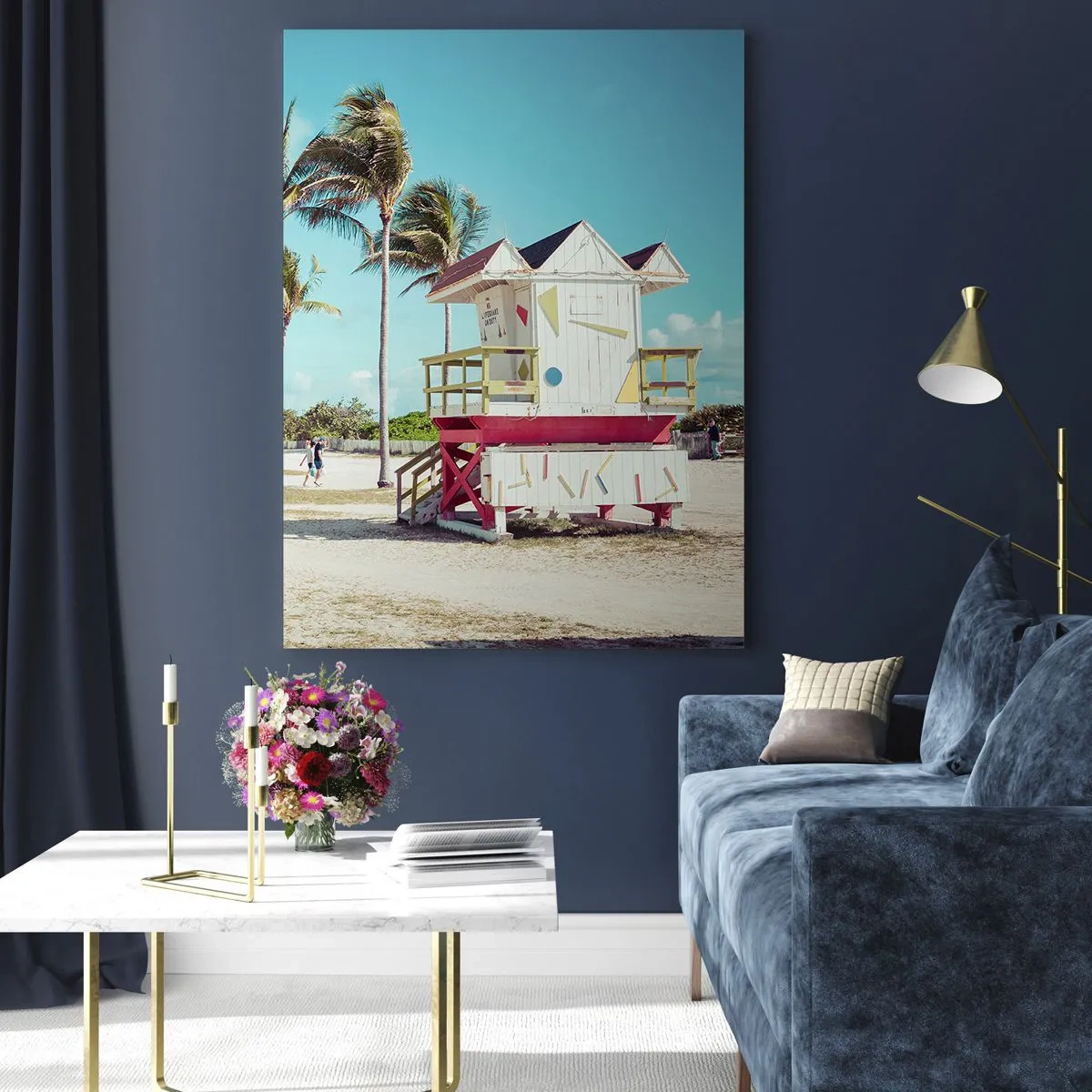 Cuadro sobre vidrio - Impresiones sobre Vidrio - Una playa con palmeras y una torre de salvavidas en un día soleado. - 50x70cm - Un hermoso día por delante - Decoración de pared moderna para salón y dormitorio ARTTOR