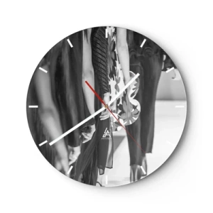 Reloj de pared - Reloj de vidrio - Siluetas en blanco y negro de modelos con atuendos elegantes. - 30x30cm - Un desfile con estilo - Decoración de pared moderna para salón, cocina y dormitorio ARTTOR