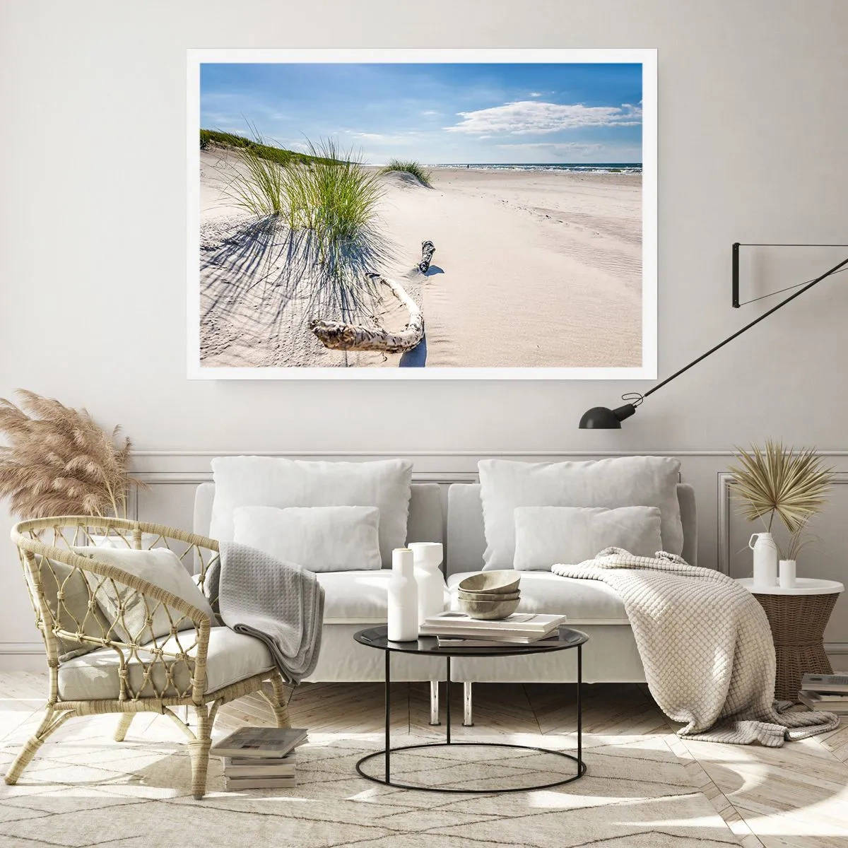 Póster - Una playa báltica con arena, césped y un cielo azul tranquilo. - 100x70cm - ¿La más bella? Báltico - Decoración de pared moderna para salón y dormitorio ARTTOR