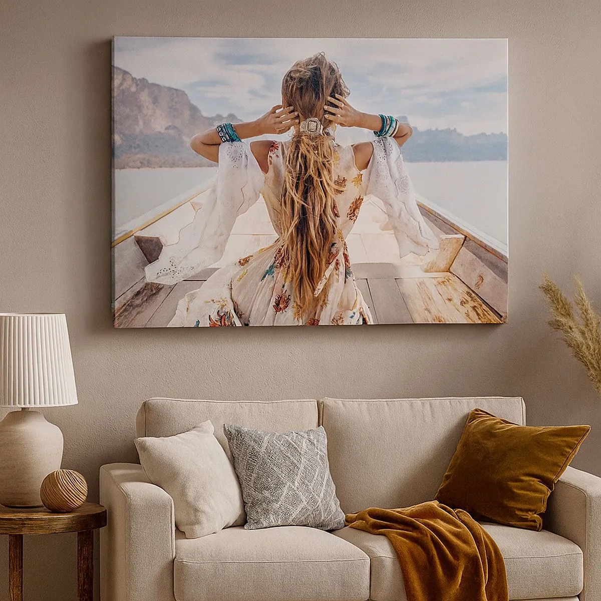 Cuadro sobre lienzo - Impresión de Imagen - Mujer en un barco con vistas a las montañas y al agua, estilo boho - 70x50cm - Rumbo a la felicidad - Decoración de pared moderna para salón y dormitorio ARTTOR