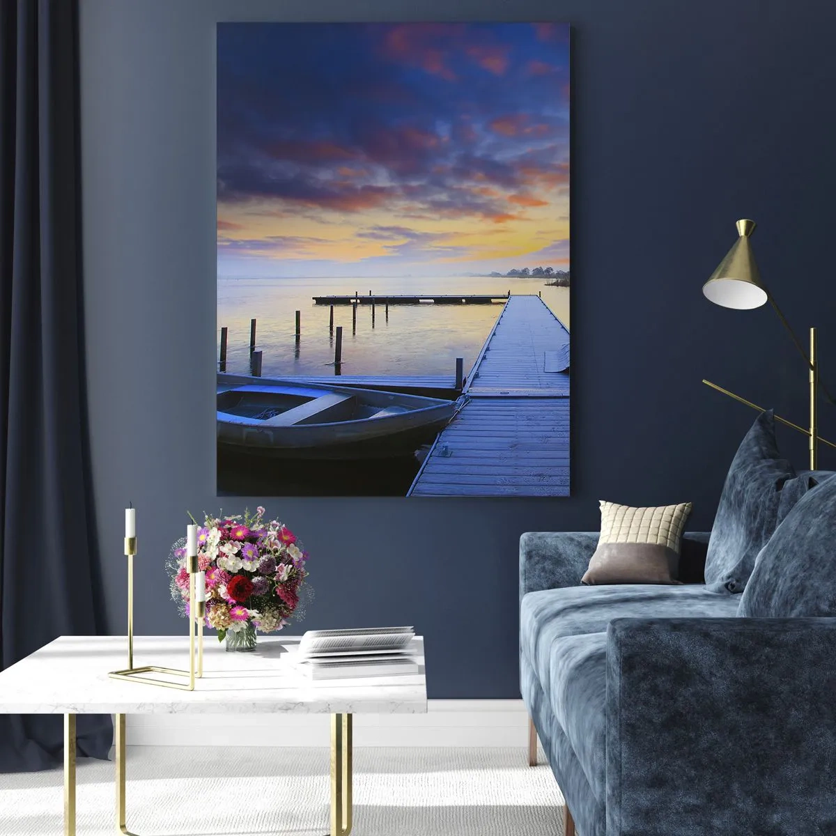 Cuadro sobre vidrio - Impresiones sobre Vidrio - Un embarcadero junto al lago al atardecer con un barco en la orilla. - 70x100cm - Calma púrpura y dorada - Decoración de pared moderna para salón y dormitorio ARTTOR